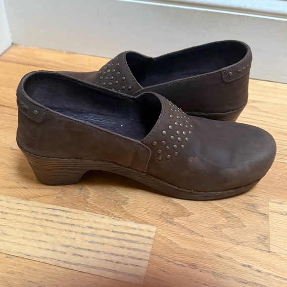 Dansko Mavis Brown Nubuck Leather Studded Slip On Clogs Shoes Size 39 US 9 - Picture 8 of 10